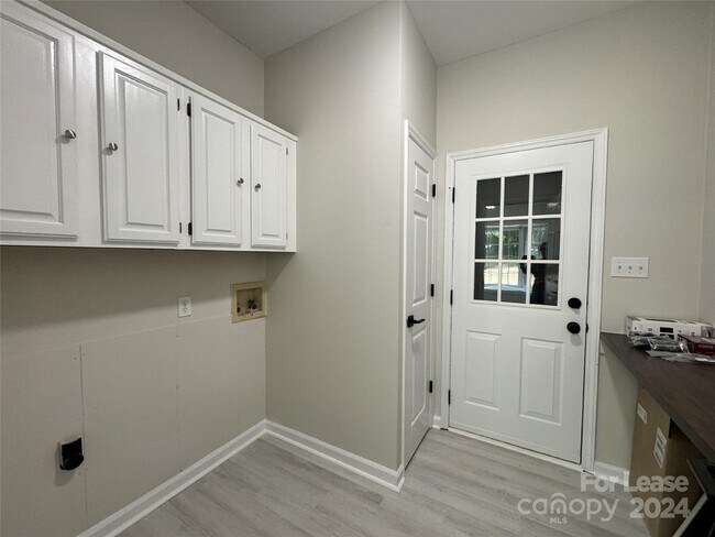 Building Photo - 129 Southhaven Dr