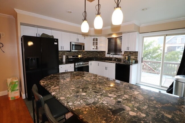 Building Photo - 484 Walnut St