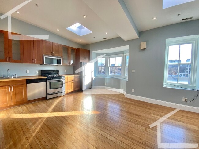 Building Photo - TOP FLOOR 2 BED 2 FLOORS + Private Rooftop Deck!!! Available 9/1/26