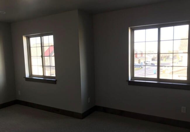 Building Photo - MOVE IN TODAY Beautiful 3 Bedroom 2 Bathroom Condo