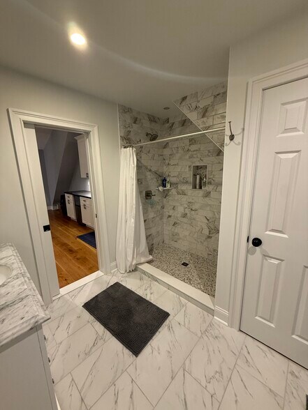 Building Photo - 9 King Phillip Trl