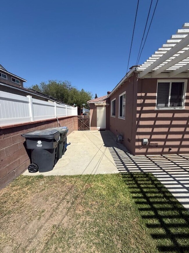 Building Photo - REDONE CUTE 2BED/1BATH HOUSE W/ REFURBISHE...