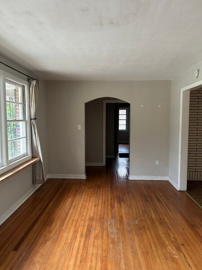 Building Photo - Cozy home