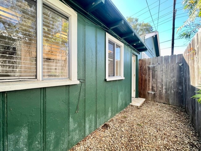 Building Photo - Studio West of PCH!