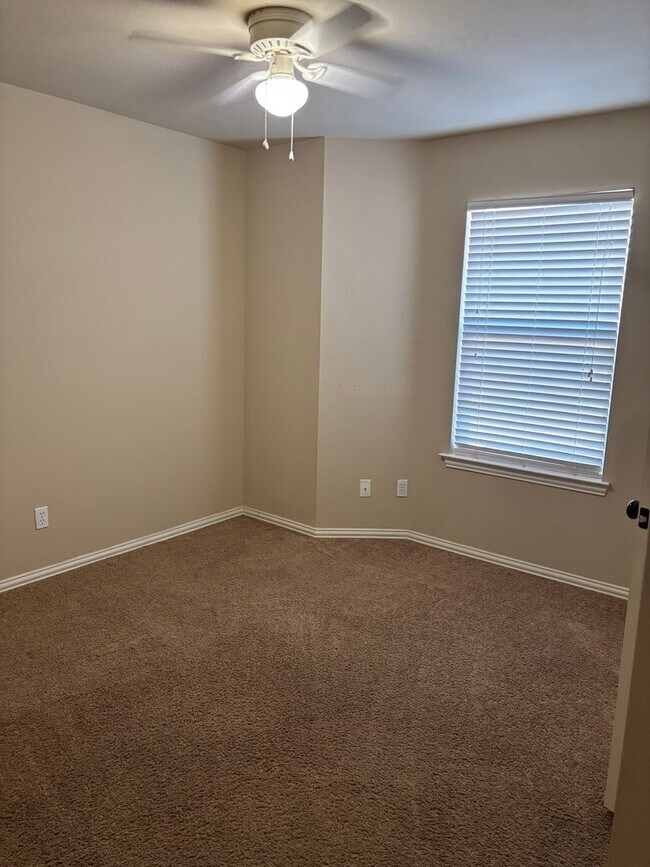 Building Photo - 3/2/2 in Preston Club off Highway 82!