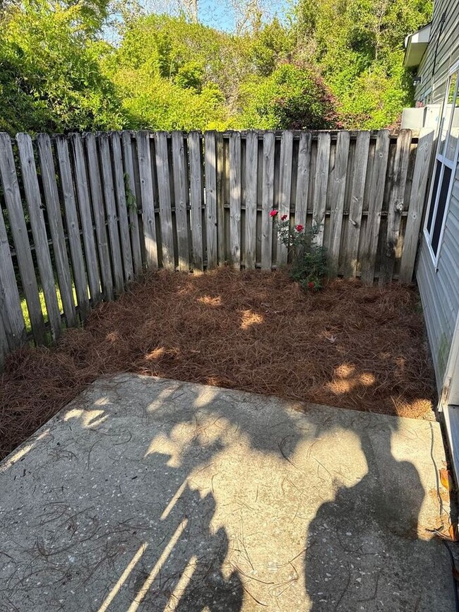 Building Photo - 3 BR/ End UNIT/ FIRE PLACE! Cozy townhouse...