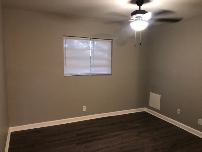 Building Photo - 574 Cooper St SW