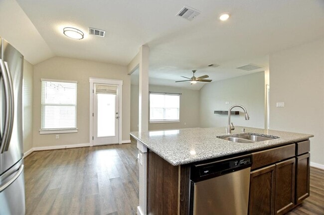 Building Photo - 201 Pearland St