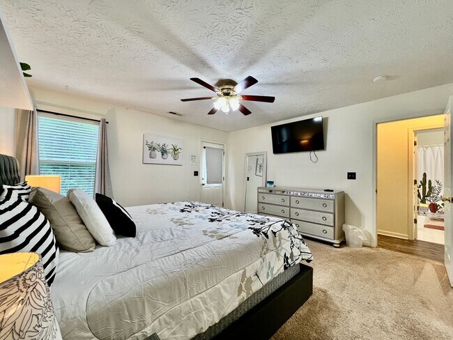 Building Photo - Fully furnished rental home for Corporate housing or insurance stays