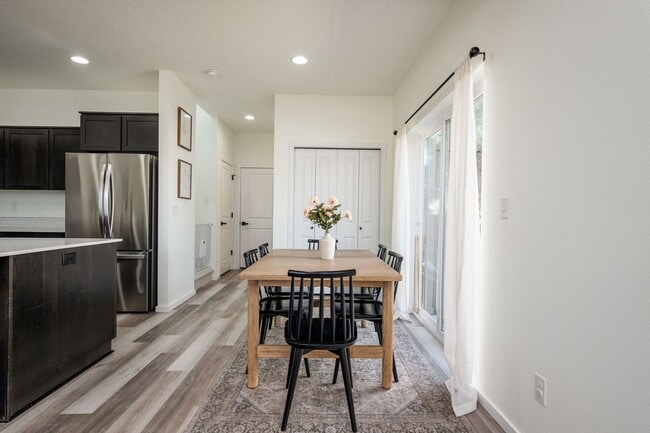 Building Photo - Freshly Updated 3Bed Home: Community Pool ...