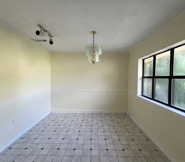 Building Photo - 1043 Westwood Dr