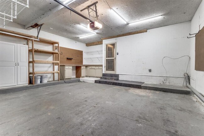 Building Photo - 4 Oakbrook Dr