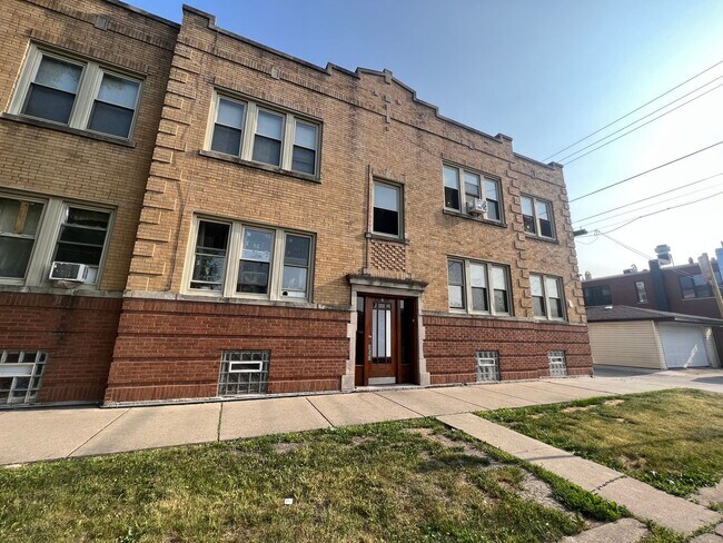 Building Photo - Renovated 2 Bed / 1 Bath in Logan Square — $1,925/mo, In Unit Laundry, Central Air, Dishwasher In...