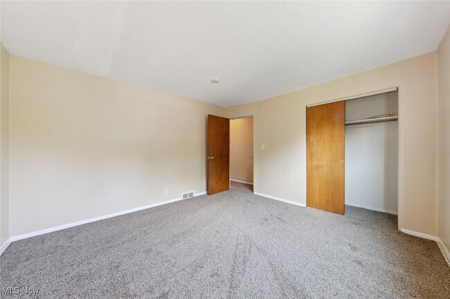 Building Photo - 215 Dalepark Dr