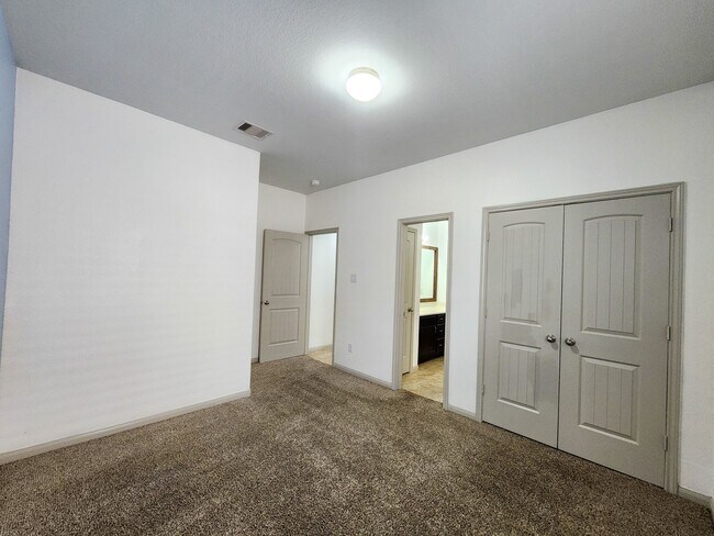 Building Photo - 4515 Greenleaf Dr