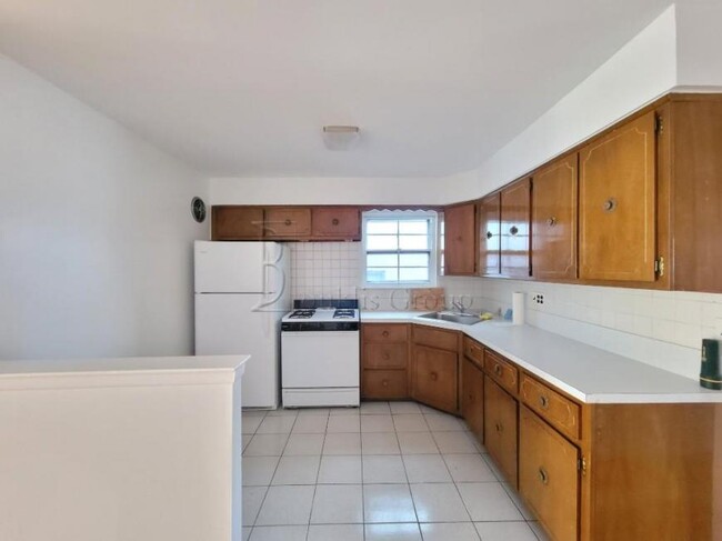 Building Photo - 3 bedroom in ASTORIA NY 11103