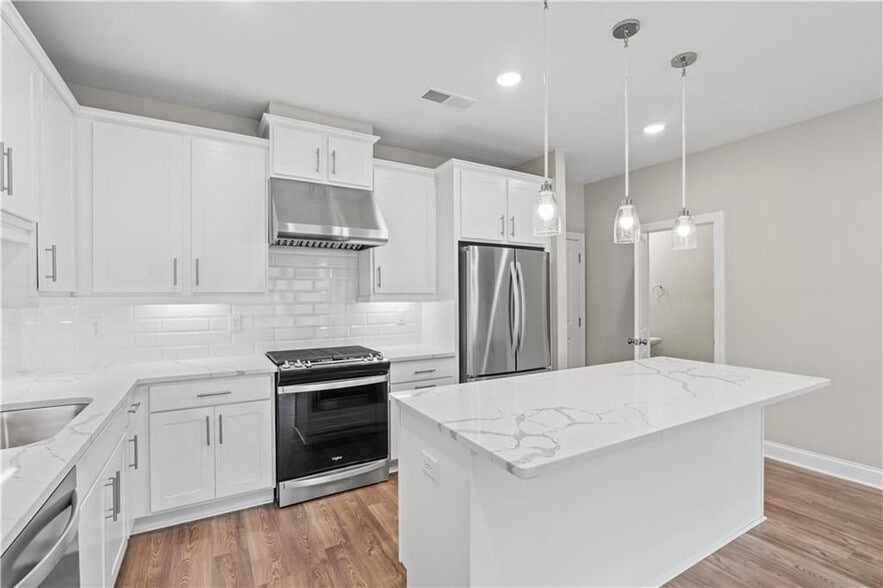 Building Photo - 2410 Lakeshore Ln