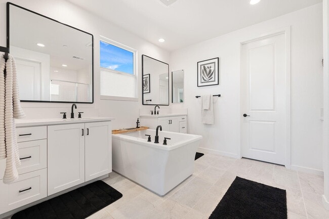 Building Photo - 81890 Via Encinitas