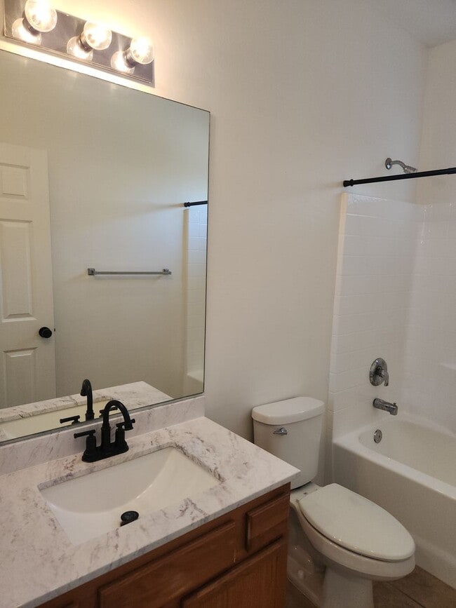 Building Photo - Amazing 2 bed + den / 2 baths in Stone Creek