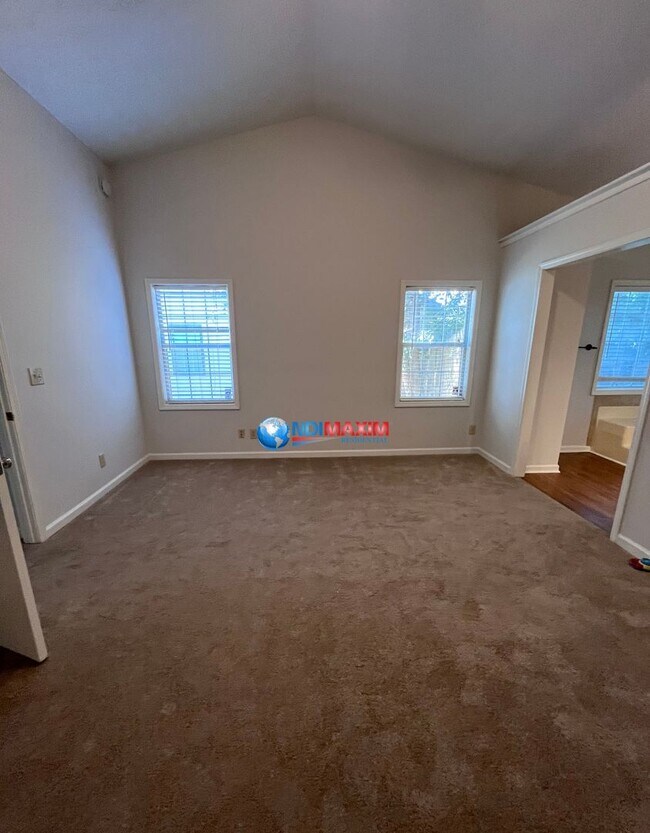 Building Photo - Newly renovated ranch in the COLLINS HILL ...