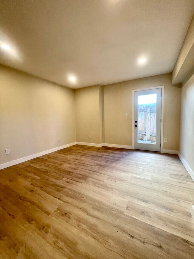 Building Photo - Newly renovated 3bd