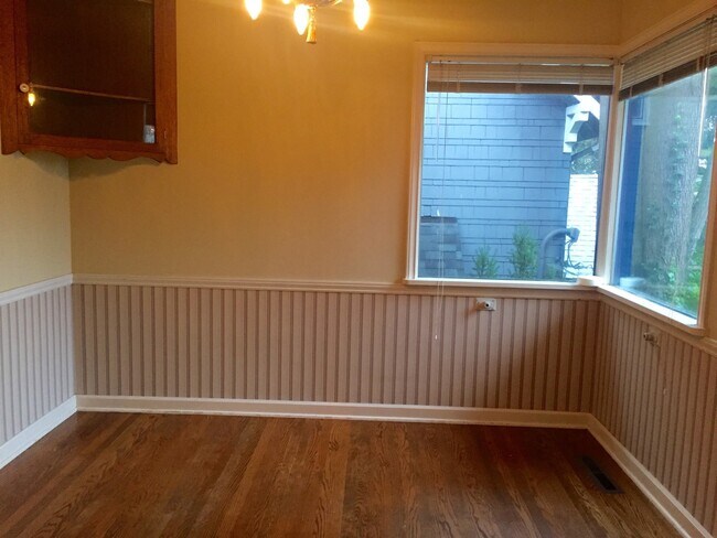 Building Photo - $500 OFF FIRST MONTH'S RENT! Queen Anne Cr...