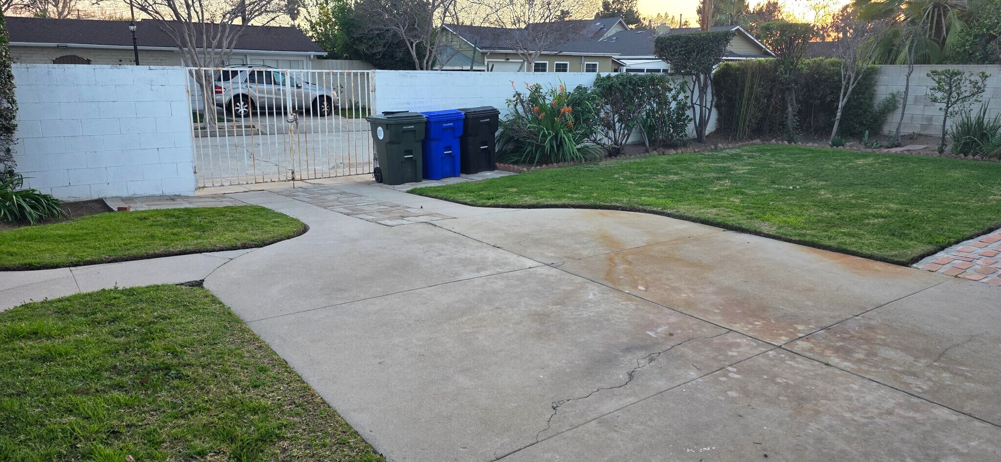 Building Photo - 3304 N Mountain View Ave