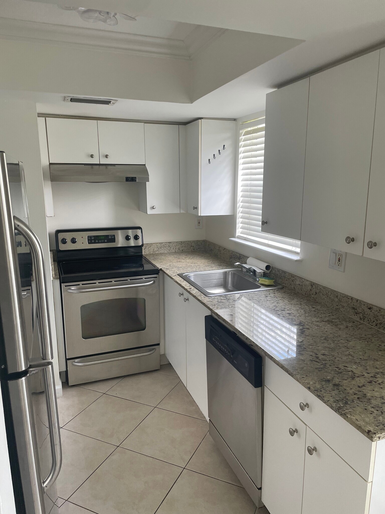 kitchen right side - 8 SE 19th Ave