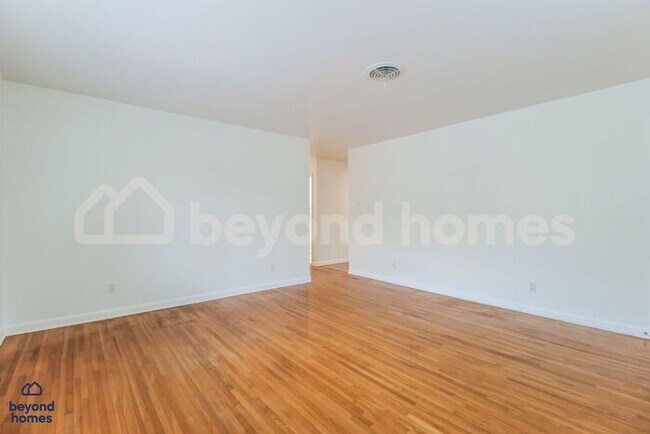 Building Photo - 3-Bedroom Home with Modern Updates and Spacious Yard - Ready for Move-In!