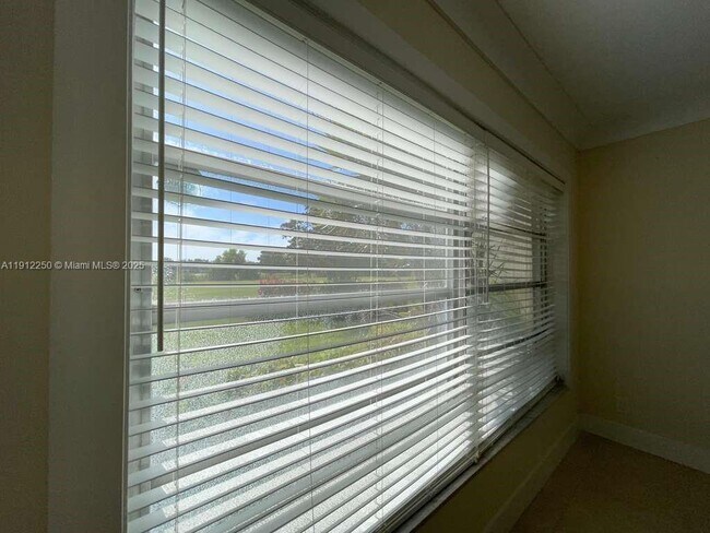 Building Photo - 2950 N Palm Aire Dr