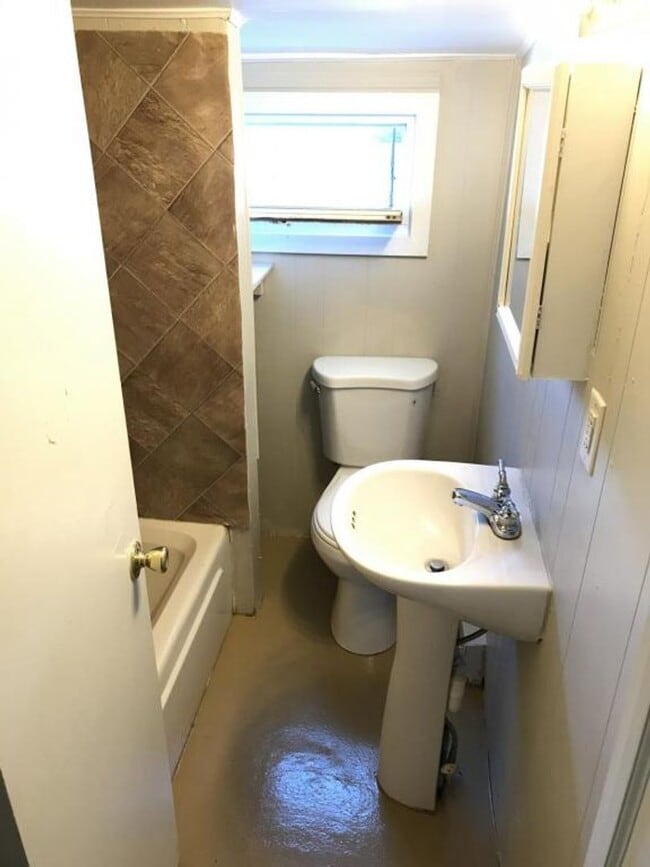 Building Photo - 17 E Louther St