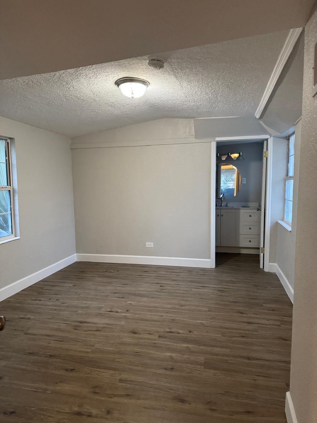 Building Photo - 2420 Edwin St NE