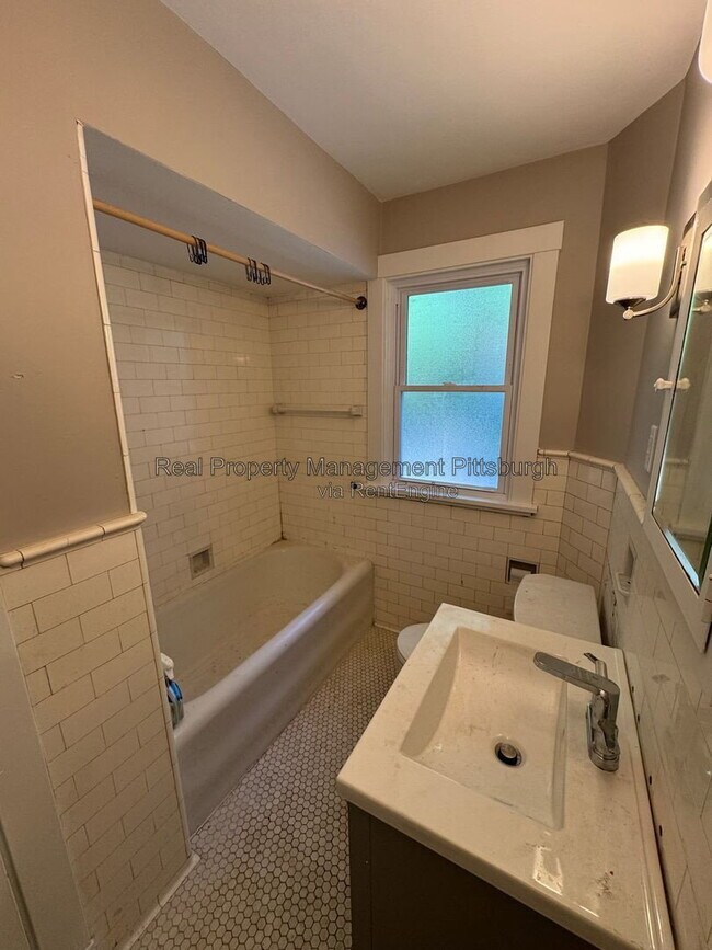 Building Photo - 107 N Meadowcroft Ave