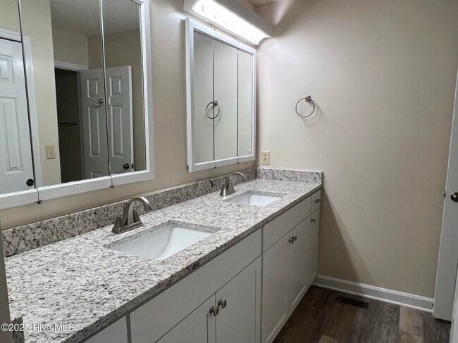 Building Photo - 261 Tall Trees Dr