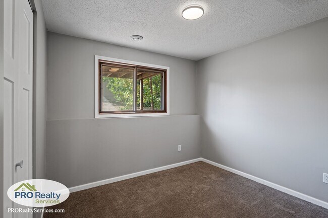 Building Photo - 4 Bedroom House in Eagan