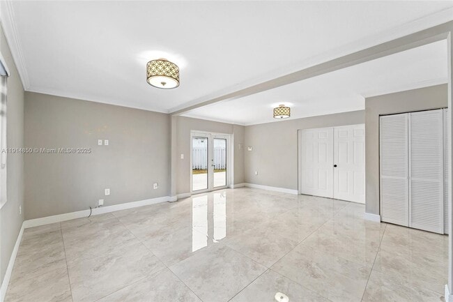 Building Photo - 810 E 9th Pl