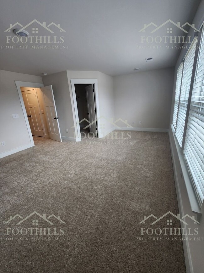 Building Photo - 253 Silo Rdg Dr