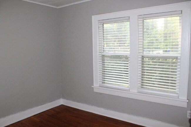 Building Photo - 927 S Flood Ave