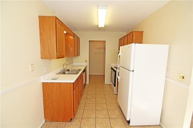 Building Photo - 2515 Parkcrest Dr