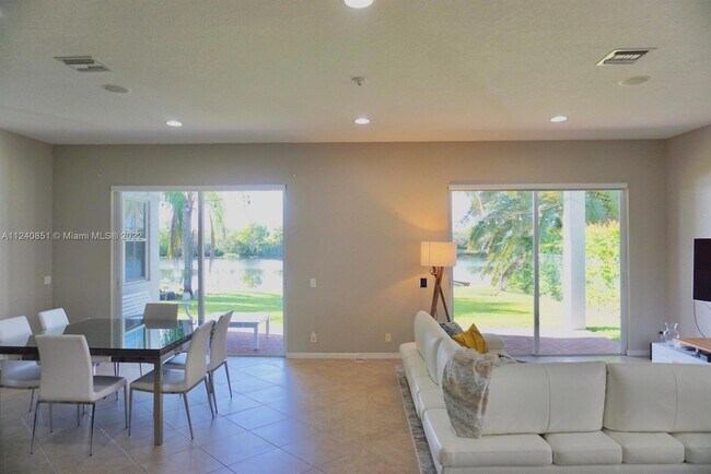 Building Photo - 878 Lavender Cir