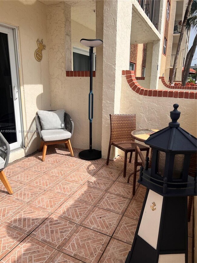 Building Photo - 400 N Riverside Dr