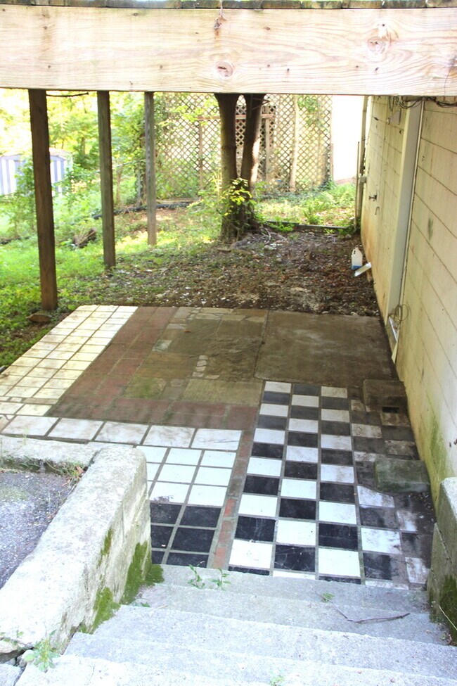 Building Photo - Donelson - Updated 2 bedroom 1 bath - tons of parking & storage!