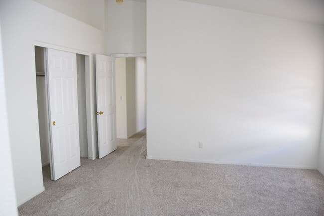 Building Photo - BEAUTIFUL 4 BEDROOM, 2 BATH SINGLE-STORY H...