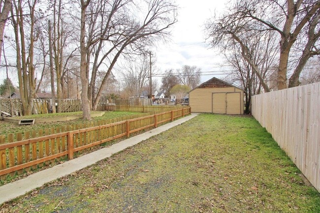 Building Photo - 815 E 1st St