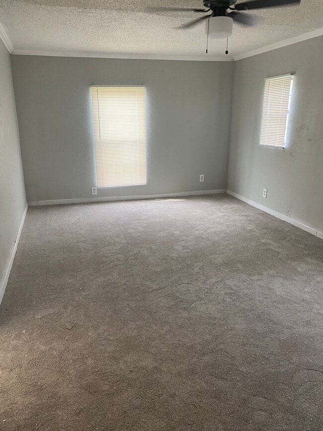 Building Photo - 2 Bedroom Home  with Fenced In Backyard 19...