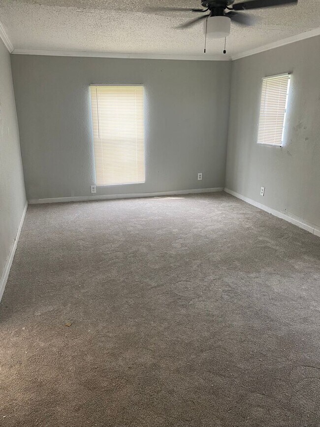 Building Photo - 2 Bedroom Home  with Fenced In Backyard 199.00 first month's rent