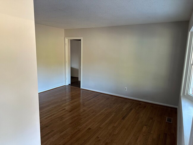 Building Photo - 4 Bedroom 1 1/2 Bath for Rent W/ Converted...