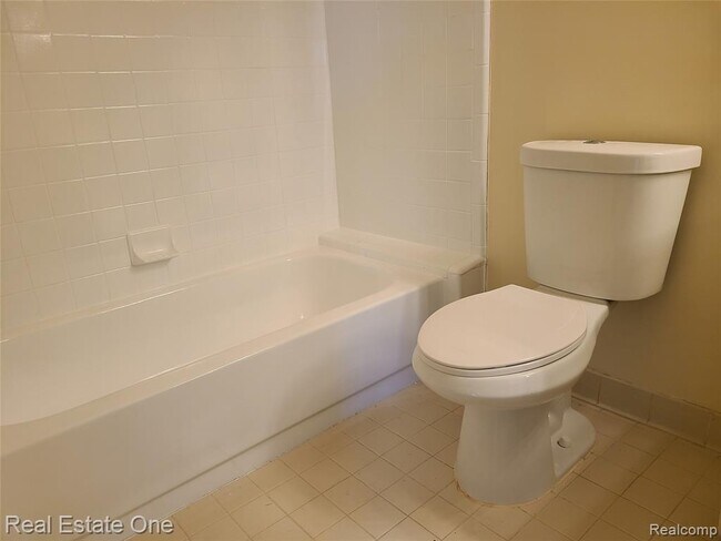 Building Photo - 38872 Country Cir