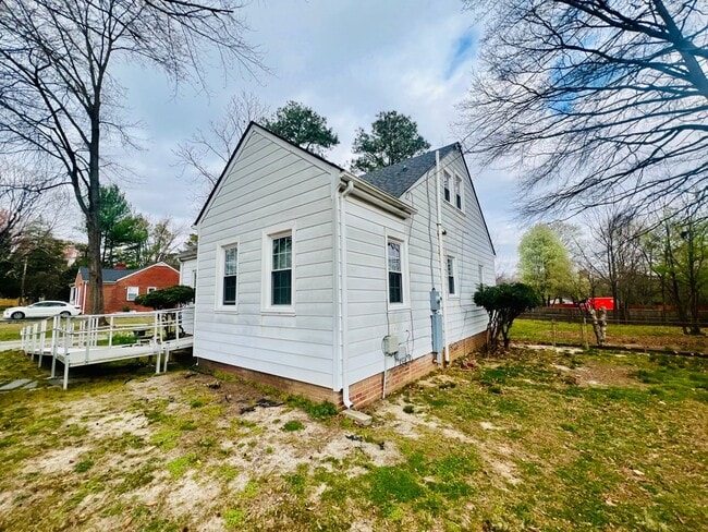 Building Photo - Renovated 3 bdrm/1.5 bath Home with Bonus Room and Dressing Room Located Near Hopkins Rd.