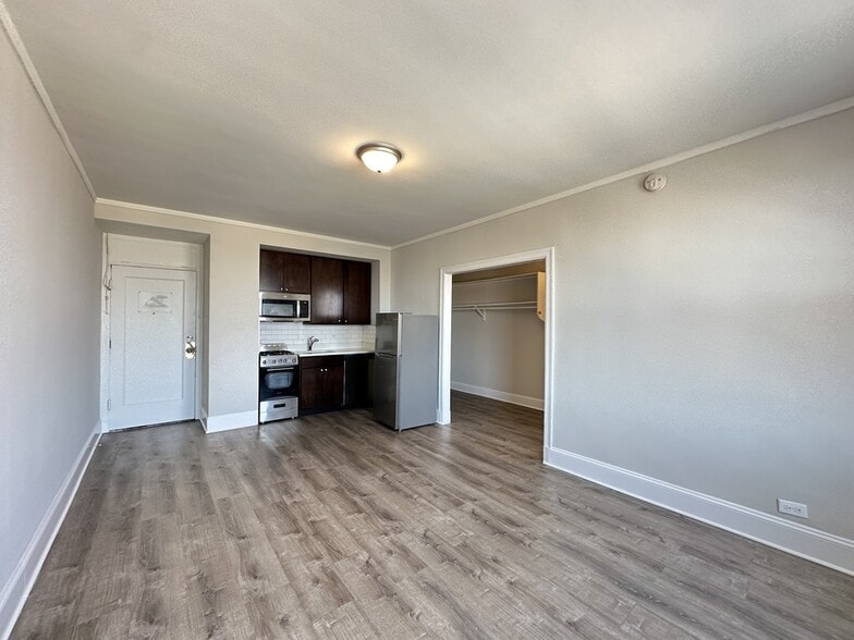 Building Photo - 3335 W Diversey Ave